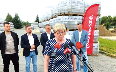 Konferencja prasowa  przed szpitalem na Józefowie w Radomiu.