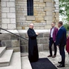 Ksiądz Laseczka oprowadza m.in. starostę opoczyńskiego (pierwszy z prawej) wokół kościoła. 