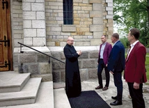 Ksiądz Laseczka oprowadza m.in. starostę opoczyńskiego (pierwszy z prawej) wokół kościoła. 