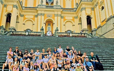 Przed sanktuarium  w Wambierzycach. 