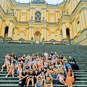 Przed sanktuarium  w Wambierzycach. 