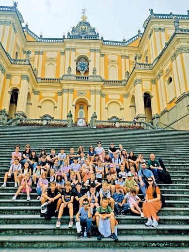 Przed sanktuarium  w Wambierzycach. 