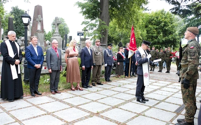 Uczestnicy tradycyjnie spotkali się przy grobie biskupów radomskich, w którym spoczywa m.in.  bp Edward Materski, pierwszy ordynariusz diecezji radomskiej, powstaniec warszawski.