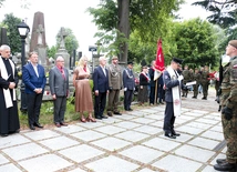 Uczestnicy tradycyjnie spotkali się przy grobie biskupów radomskich, w którym spoczywa m.in.  bp Edward Materski, pierwszy ordynariusz diecezji radomskiej, powstaniec warszawski.