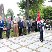 Uczestnicy tradycyjnie spotkali się przy grobie biskupów radomskich, w którym spoczywa m.in.  bp Edward Materski, pierwszy ordynariusz diecezji radomskiej, powstaniec warszawski.