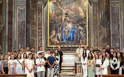 Podczas Mszy św. sprawowanej przy grobie św. Jana Pawła II modlili się w intencjach diecezji i młodzieży, prosząc o Boże błogosła- wieństwo.