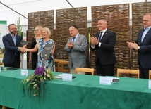 Umowę na rozbudowę podpisano dziś na terenie skansenu.