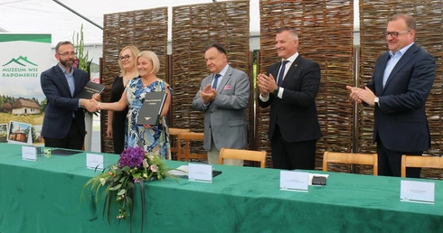 Umowę na rozbudowę podpisano dziś na terenie skansenu.