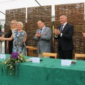 Umowę na rozbudowę podpisano dziś na terenie skansenu.