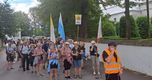 Pielgrzymi odpoczywali przy kościele w Nowym Kazanowie.