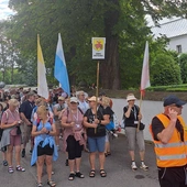 Pielgrzymi odpoczywali przy kościele w Nowym Kazanowie.