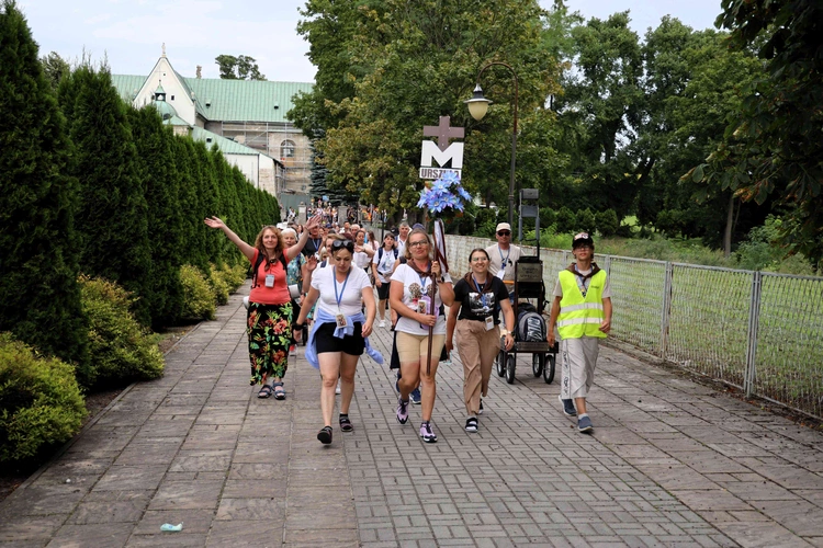 Pątnicy u bł. Wincentego Kadłubka