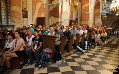 Pątnicy u bł. Wincentego Kadłubka