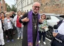 Najważniejsze dokonuje się w drodze - rozmowa z bp. Szymonem Stułkowskim o pielgrzymowaniu