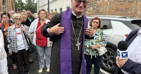 Najważniejsze dokonuje się w drodze - rozmowa z bp. Szymonem Stułkowskim o pielgrzymowaniu