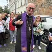 Najważniejsze dokonuje się w drodze - rozmowa z bp. Szymonem Stułkowskim o pielgrzymowaniu
