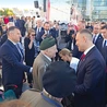 Prezydent, poza kamerami, spotkał się z obecnymi na uroczystości kombatantami.