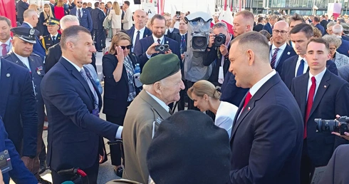 Prezydent, poza kamerami, spotkał się z obecnymi na uroczystości kombatantami.