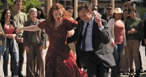 Sekwencje tańca nabierają w filmie charakteru hiperboli. Na zdjęciu Tom Hiddleston (Chuck) i Annalise Basso (Janice Halliday, tancerka).  