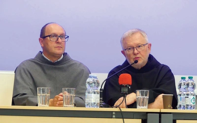 Franciszkanie o. Kazimierz Malinowski  (z prawej)  i o. Jan Maria Szewek proszą o kontakt rodziny więźniów Auschwitz. 