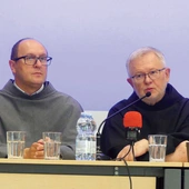 Franciszkanie o. Kazimierz Malinowski  (z prawej)  i o. Jan Maria Szewek proszą o kontakt rodziny więźniów Auschwitz. 