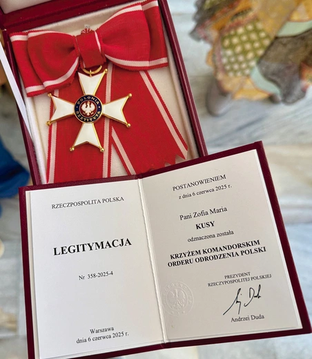 Krzyż Komandorski Orderu Odrodzenia Polski przyznany misjonarce z Cieszyna. 