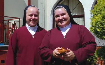 S. Beata Figura, przełożona redemptorystek (z lewej), i neoprofeska s. Magdalena Żerdzińska z lampką, oznaczającą jej troskę o obecność światła Chrystusa w niej samej.