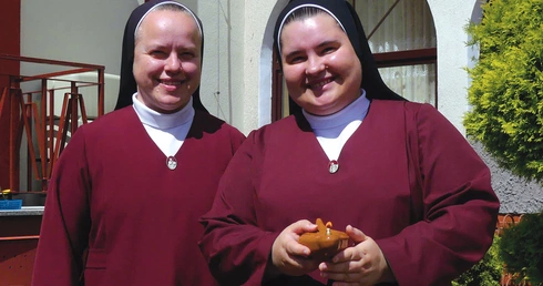 S. Beata Figura, przełożona redemptorystek (z lewej), i neoprofeska s. Magdalena Żerdzińska z lampką, oznaczającą jej troskę o obecność światła Chrystusa w niej samej.