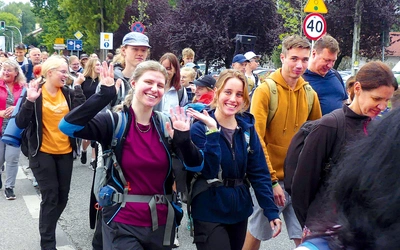 Pielgrzymi, którzy drogę rozpoczęli w Hałcnowie.