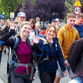 Pielgrzymi, którzy drogę rozpoczęli w Hałcnowie.