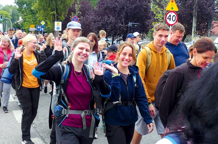 Pielgrzymi, którzy drogę rozpoczęli w Hałcnowie.
