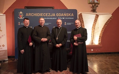 Uroczystość wręczenia kolejnych dekretów, niezbędnych  do prawidłowego przeprowadzenia procedury procesowej. Na zdjęciu od lewej: ks. Szymanowski, ks. Białk, abp Wojda i ks. Osiński.