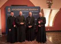 Uroczystość wręczenia kolejnych dekretów, niezbędnych  do prawidłowego przeprowadzenia procedury procesowej. Na zdjęciu od lewej: ks. Szymanowski, ks. Białk, abp Wojda i ks. Osiński.