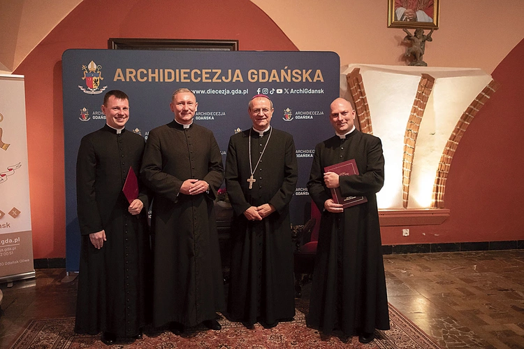 Uroczystość wręczenia kolejnych dekretów, niezbędnych  do prawidłowego przeprowadzenia procedury procesowej. Na zdjęciu od lewej: ks. Szymanowski, ks. Białk, abp Wojda i ks. Osiński.