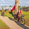 Cykliści wyruszają  z Oblackiego Duszpasterstwa Młodzieży .
