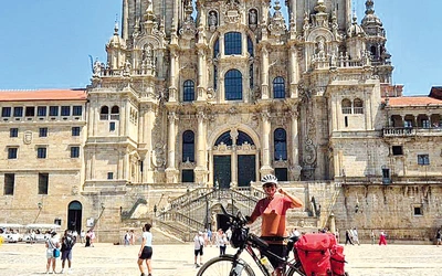 Na placu przed katedrą św. Jakuba. Po ponad miesiącu samotnej drogi wreszcie u celu.