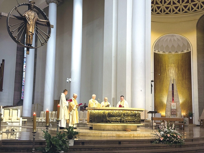 Mszy św. przewodniczył bp Marek Szkudło, a koncelebrowali abp senior Wiktor Skworc, ks. Jerzy Lisczyk, ks. Kazimierz Musioł i ks. Adam Zając.