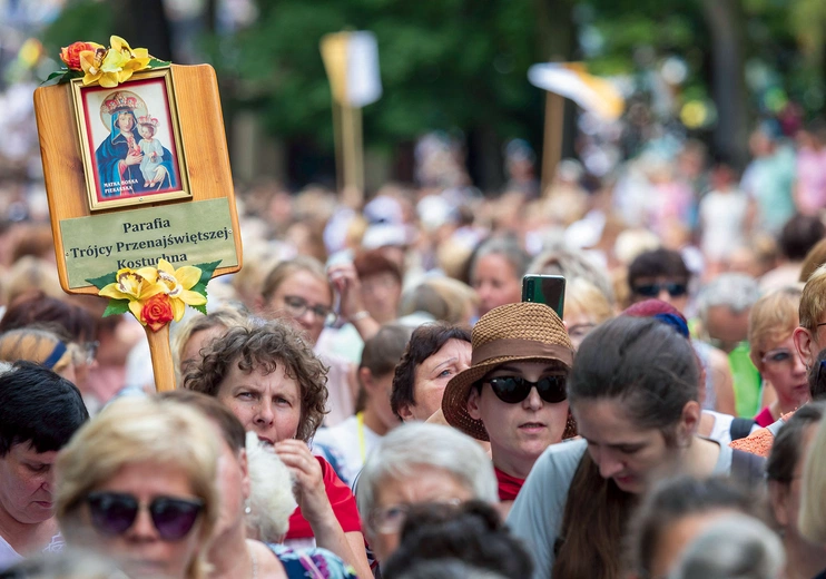 Pątniczki przybywają z różnych stron archidiecezji.