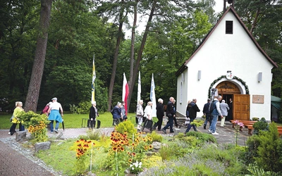 Pielgrzymi dochodzą  do sanktuarium Matki Bożej Trzykroć Przedziwnej.