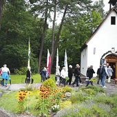Pielgrzymi dochodzą  do sanktuarium Matki Bożej Trzykroć Przedziwnej.