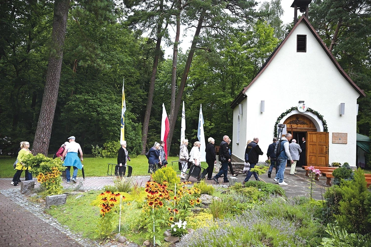 Pielgrzymi dochodzą  do sanktuarium Matki Bożej Trzykroć Przedziwnej.
