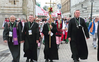 Abp Marek Jędraszewski,  z krzyżem w dłoniach, prowadził pielgrzymów w dniu wyjścia Drogą Królewską.