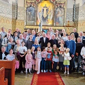 Do Jeżowa Sudeckiego przyjechało kilkadziesiąt par, które miały bezalkoholowe wesela lub chcą takie zorganizować. Wielu z uczestniów pojawiło się na spotkaniu z dziećmi, a nawet wnukami.  