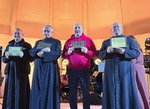 Pierwszego wieczoru na scenie przy kościele w Makowie odbył się jubileuszowy koncert w wykonaniu łowickich kapłanów. Później przyszedł czas na apel i podziękowania.