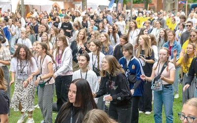 SMAL to czas dla młodego człowieka,  który szuka Boga i relacji. W zeszłym roku przez miejscowość przewinęło się ponad 930 osób. Organizatorzy są gotowi na jeszcze większą liczbę uczestników i – jak mówi ks. Mazur – każda młoda osoba jest mile widziana. 