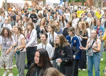 SMAL to czas dla młodego człowieka,  który szuka Boga i relacji. W zeszłym roku przez miejscowość przewinęło się ponad 930 osób. Organizatorzy są gotowi na jeszcze większą liczbę uczestników i – jak mówi ks. Mazur – każda młoda osoba jest mile widziana. 