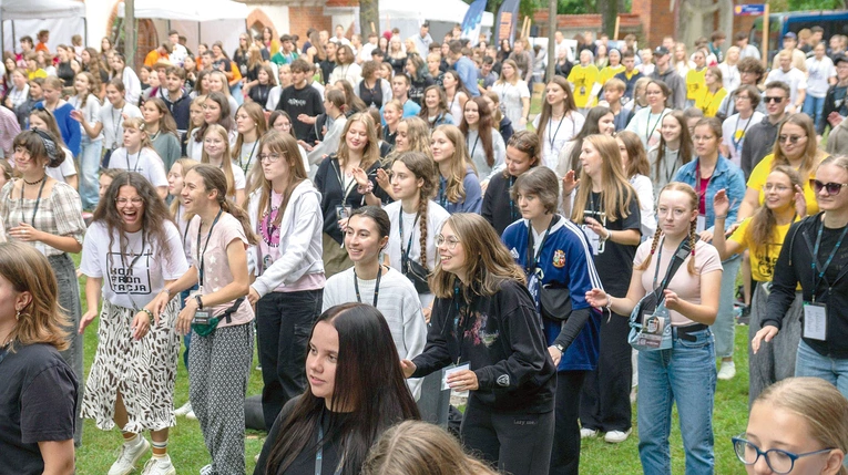 SMAL to czas dla młodego człowieka,  który szuka Boga i relacji. W zeszłym roku przez miejscowość przewinęło się ponad 930 osób. Organizatorzy są gotowi na jeszcze większą liczbę uczestników i – jak mówi ks. Mazur – każda młoda osoba jest mile widziana. 