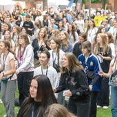 SMAL to czas dla młodego człowieka,  który szuka Boga i relacji. W zeszłym roku przez miejscowość przewinęło się ponad 930 osób. Organizatorzy są gotowi na jeszcze większą liczbę uczestników i – jak mówi ks. Mazur – każda młoda osoba jest mile widziana. 