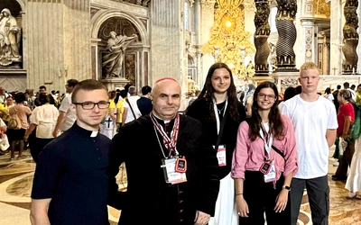 Młodzież ze swoimi duszpasterzami, z bp. Adamem Babem na czele. Jubileusz Młodych okazał się konkretnym znakiem, że młody Kościół nie tylko istnieje, ale jest pełen życia, energii i autentyczności.