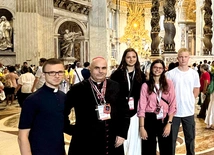 Młodzież ze swoimi duszpasterzami, z bp. Adamem Babem na czele. Jubileusz Młodych okazał się konkretnym znakiem, że młody Kościół nie tylko istnieje, ale jest pełen życia, energii i autentyczności.